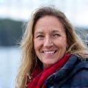 Portrett av fornøyd kunde på seiltur i norsk fjord